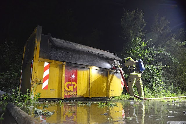 2023/123/20230706-00u08 GB 004 Containerbrand Rijstvogelstraat.jpg